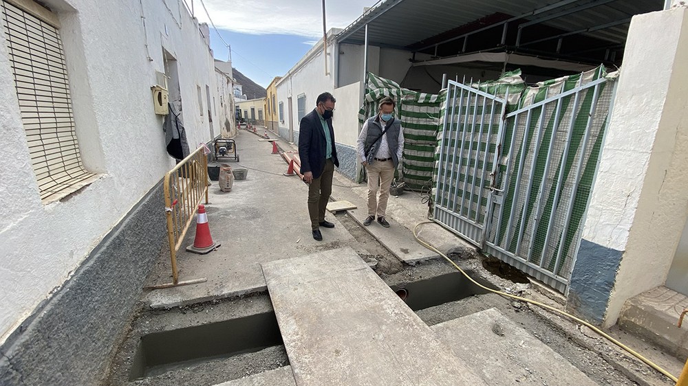 El Ayuntamiento de Berja construye dos imbornales para evitar inundaciones en la calle Fuente de la Higuera