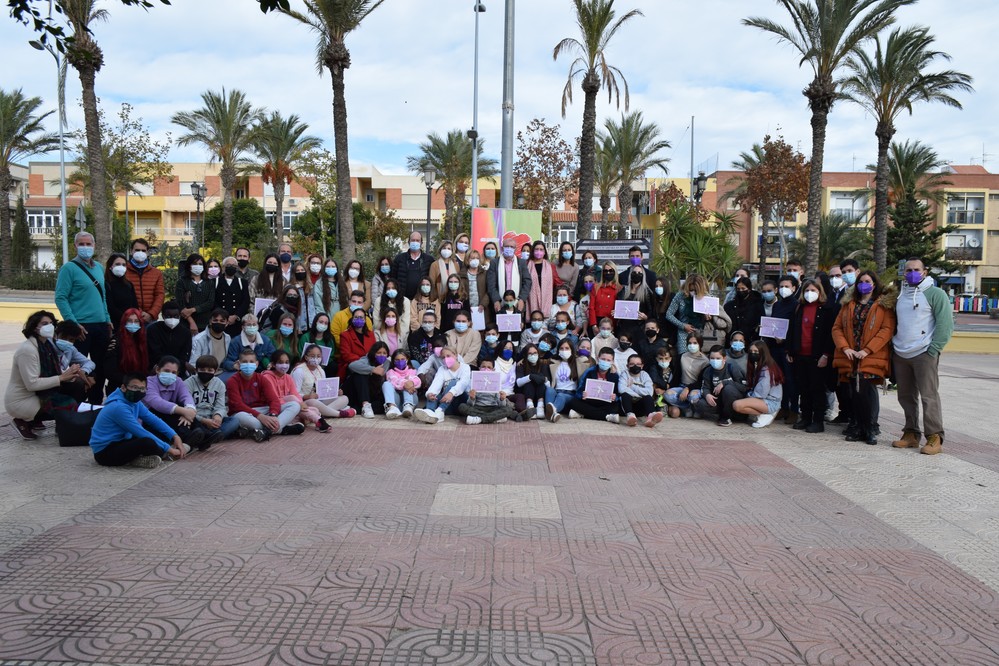 La comunidad educativa de Vícar planta el 'Árbol del amor' durante el V Encuentro Intercentros con motivo del  25-N