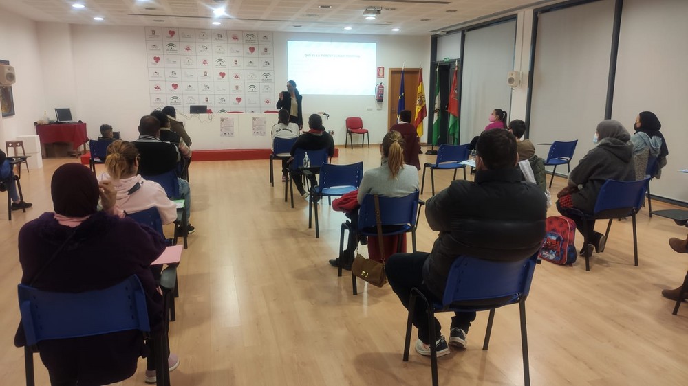 Una veintena de mujeres reciben formación para resolver conflictos con sus hijos en un taller de parentalidad positiva