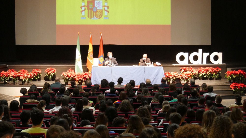 Cientos de jóvenes se unen al acto conmemorativo del Día de la Constitución organizado por el Ayuntamiento de Adra