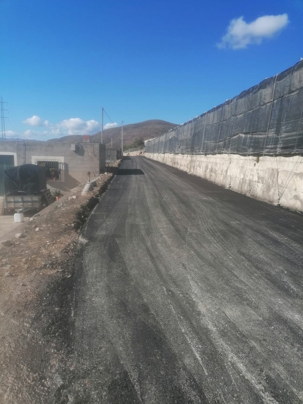 Dalías cuenta con cinco nuevos caminos rurales asfaltados