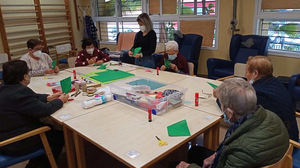 Usuarios de Estancias Diurnas de Vícar aprenden a elaborar adornos para la decoración navideña