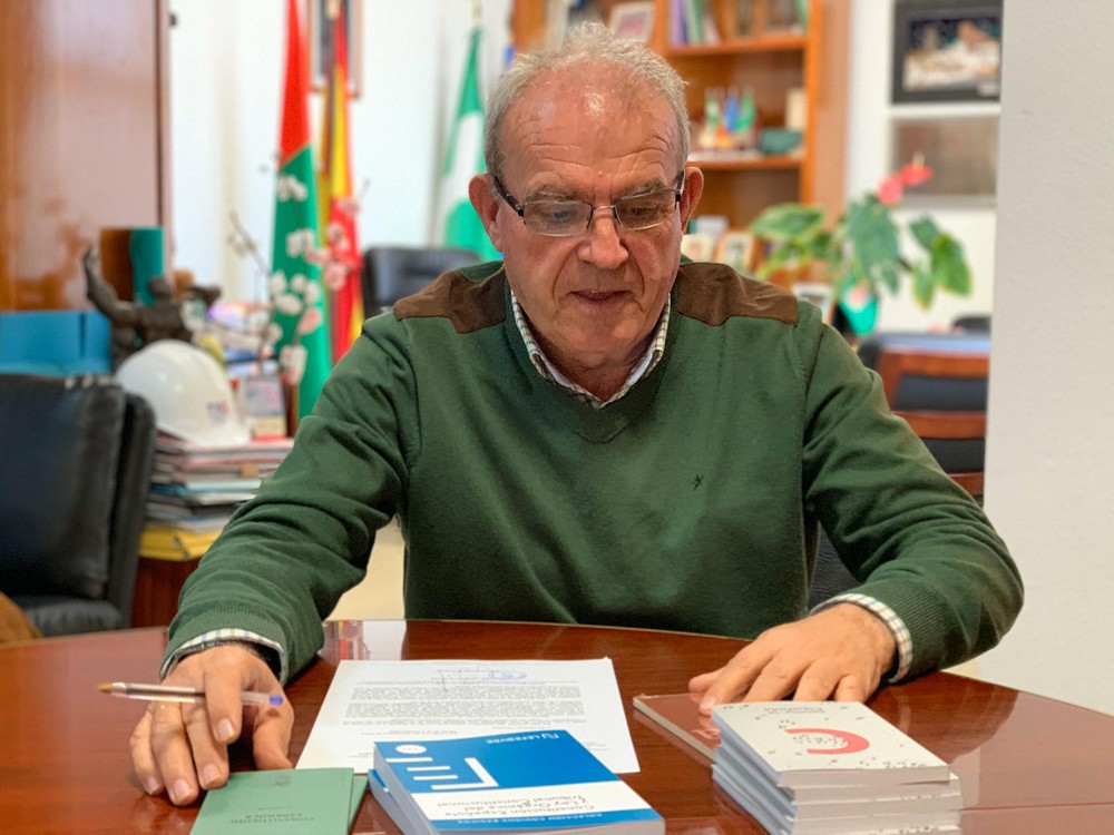 200 jóvenes de 18 años reciben en Vícar un ejemplar de la Constitución Española de 1978