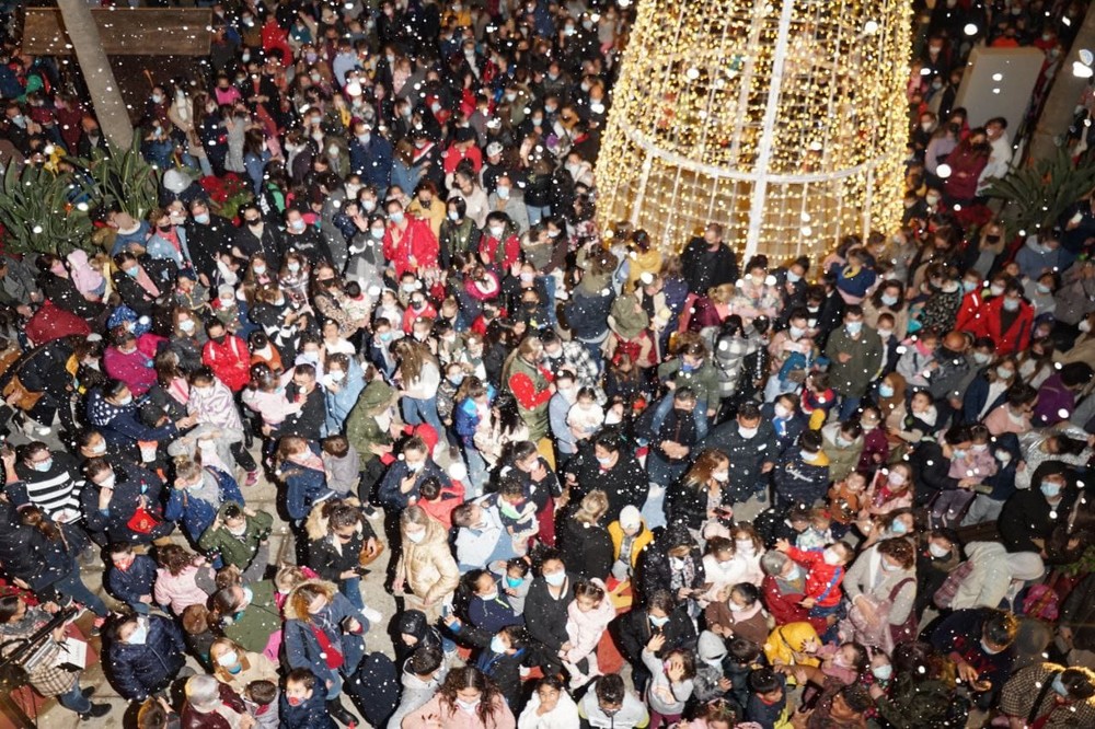 La ciudad de Adra da la bienvenida a la Navidad con el encendido de las luces y con una gran nevada