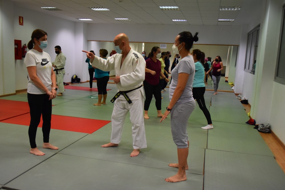 El curso de defensa personal para mujeres en Vícar comienza su segunda edición