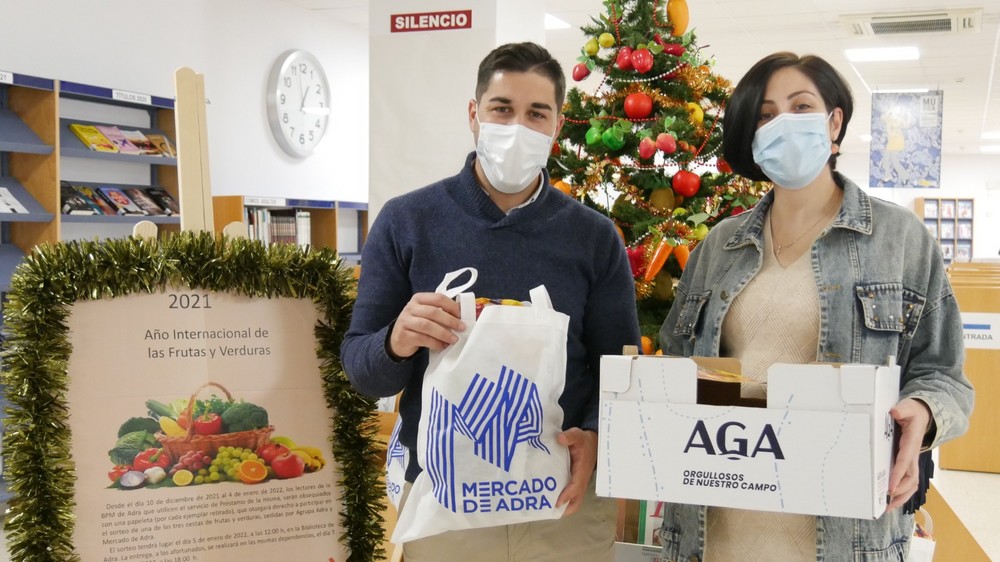 Solidaridad, sorteos y mucha lectura en la Biblioteca Municipal de Adra durante la época navideña