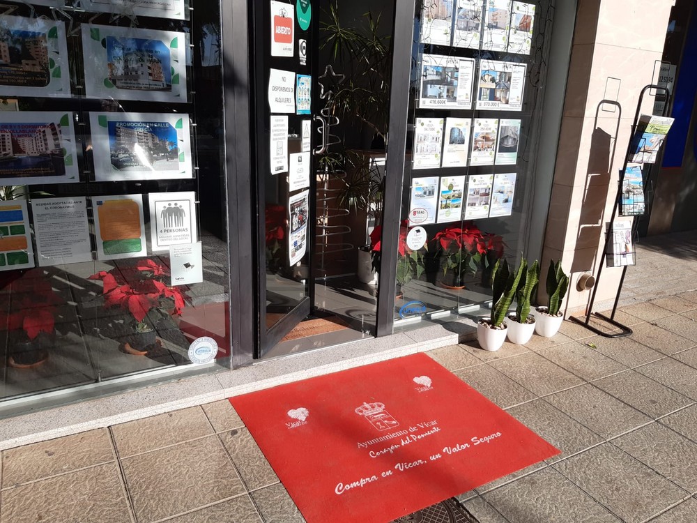 El Ayuntamiento de Vícar reparte alfombras rojas y pascueros entre sus comercios