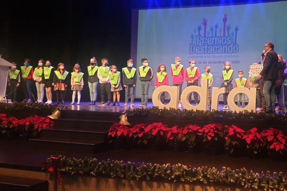 La ciudad de Adra acoge los Premios Destacando y entrega distintivos a más de 250 jóvenes promesas del Poniente