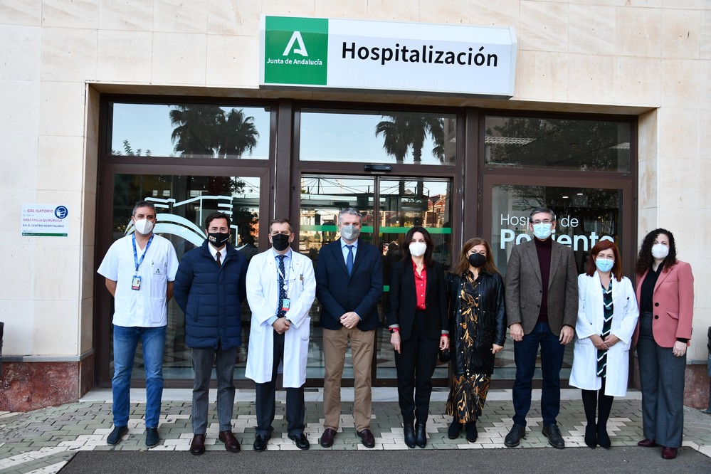 El Hospital de Poniente acoge la exposición ’50 años AECC en investigación: cambiando la historia del cáncer’