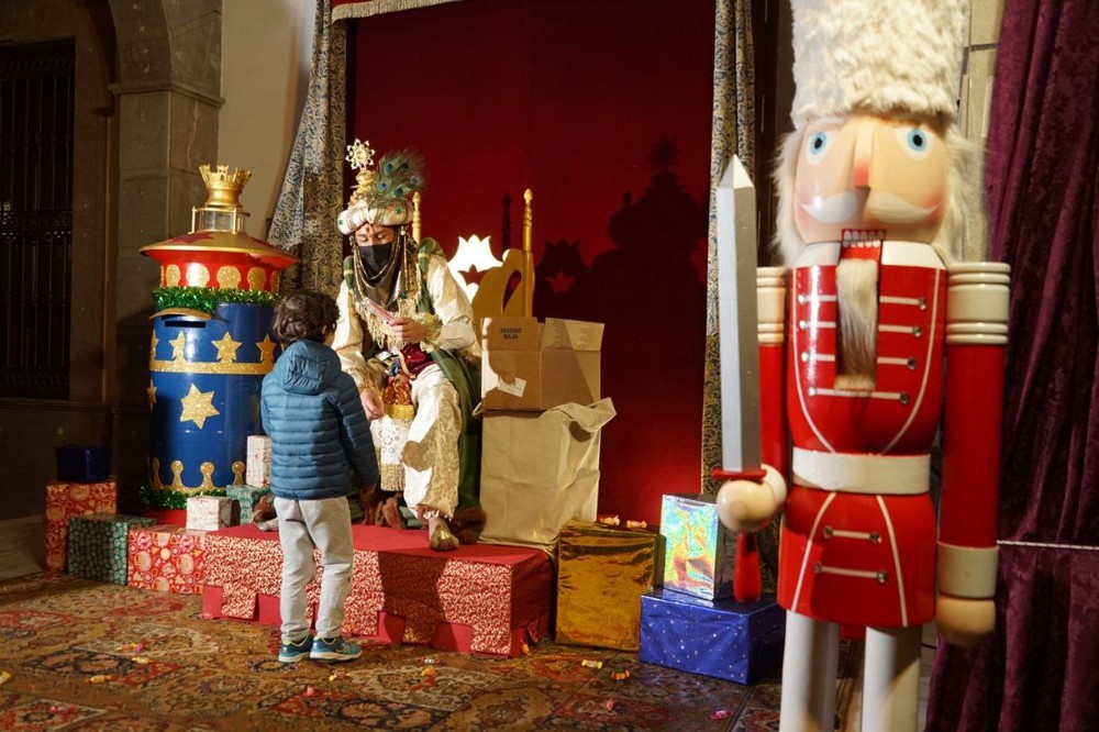 El Paje Real recoge en Adra las cartas que los más pequeños han escrito a los SS.MM. los Reyes Magos de Oriente