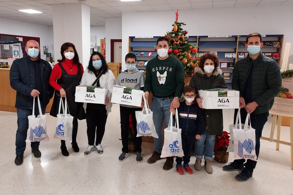 La Biblioteca Municipal de Adra premia a sus lectores fomentando el consumo de frutas y verduras locales