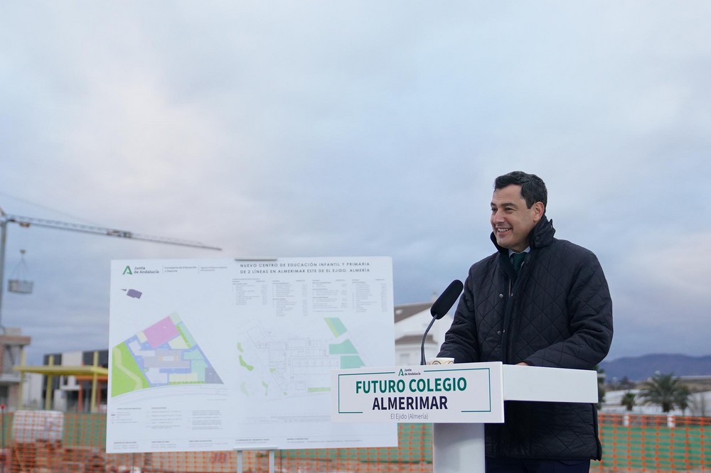Juanma Moreno coloca la primera piedra del nuevo colegio en  Almerimar