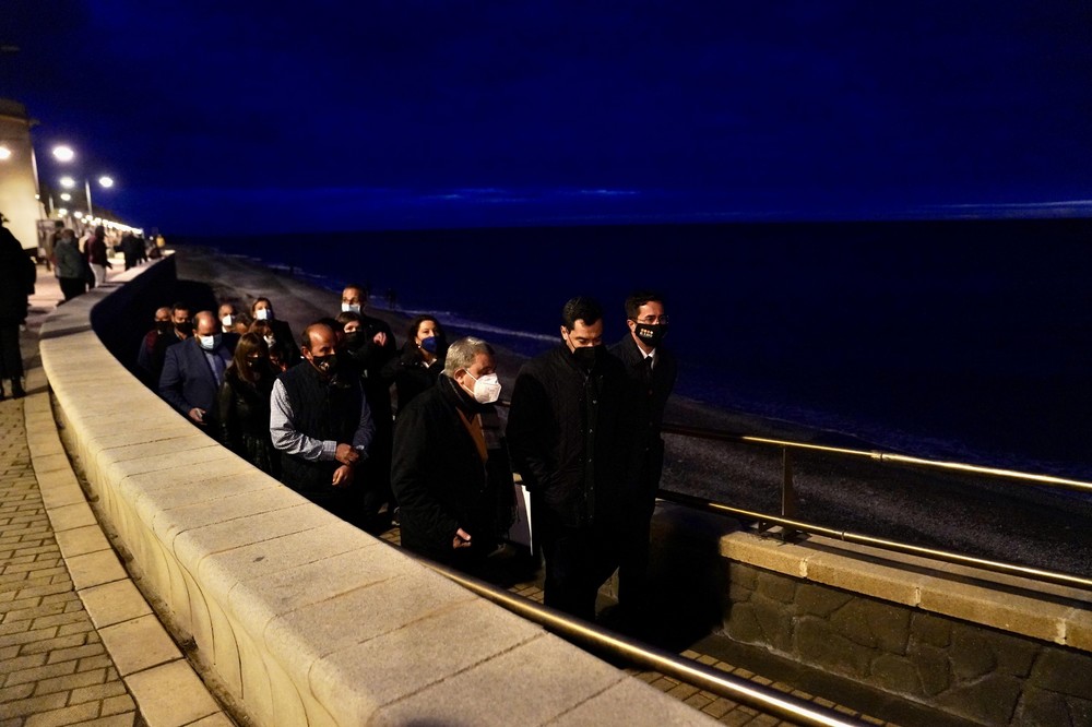 El presidente de la Junta traslada a los vecinos de Balerma el apoyo de la administración para evitar la pérdida de su playa