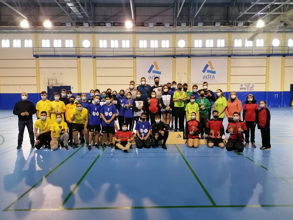Adra celebra su tradicional torneo navideño de bádminton con medio centenar de deportistas