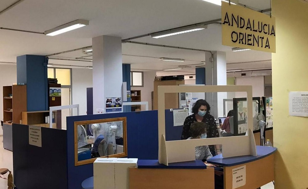 Adra ofrece tres cursos de formación en Atención Sociosanitaria y Operaciones Básicas de restaurante