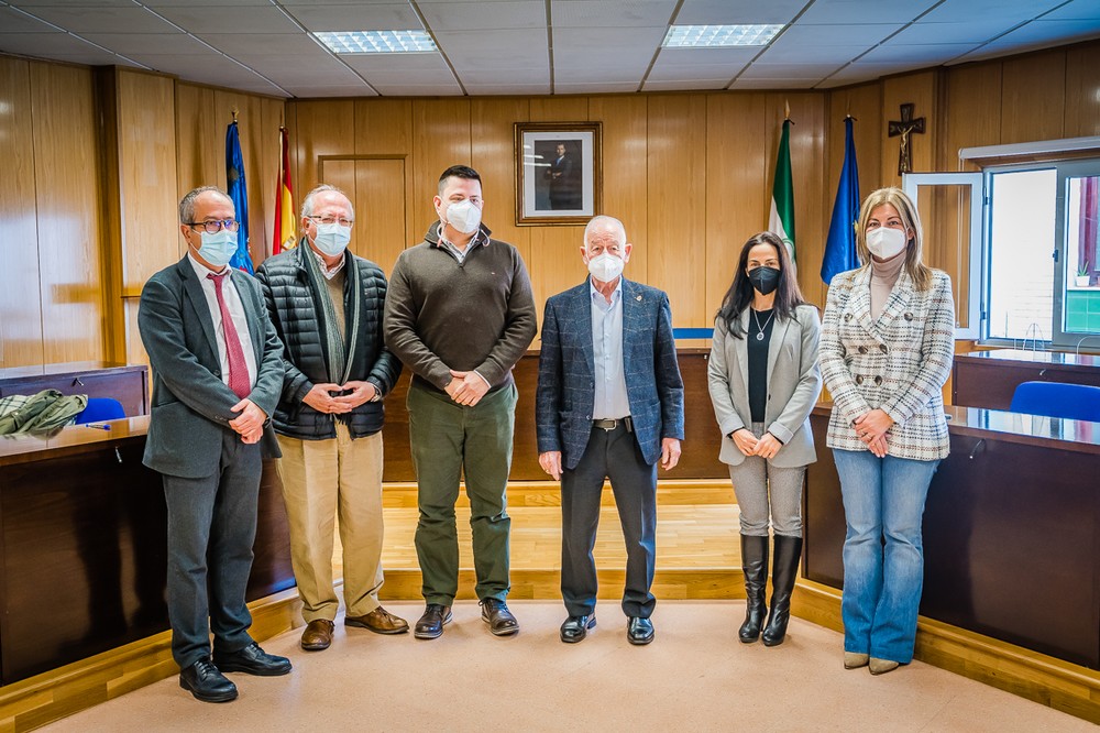 Amat confía en que la conexión de carretera de Alicún con Avenida Reino de España se inicie lo antes posible
