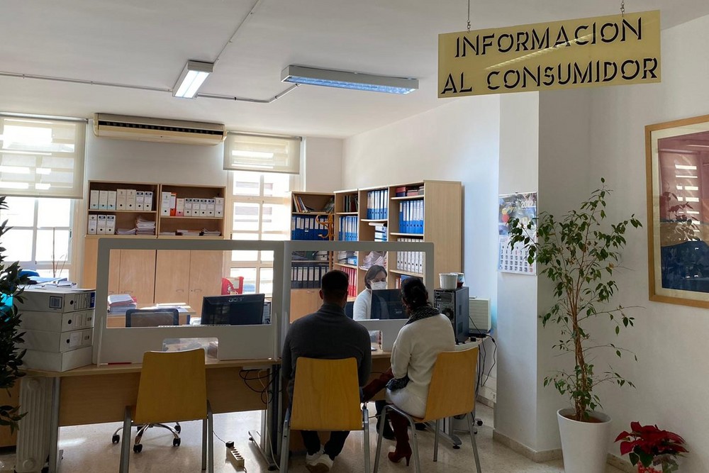 La Oficina del Consumidor de Adra atiende a casi un millar de usuarios durante el año 2021