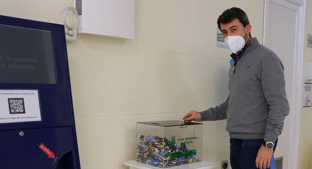 El Ejido recogió el año pasado 1.377 kilos de pilas y baterías móviles a través del centenar de contenedores selectivos