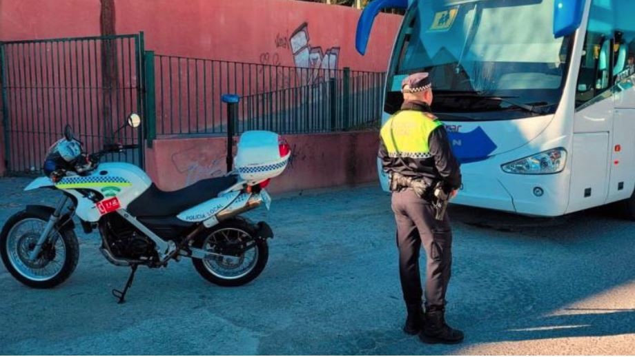 Una docena de autobuses escolares aprueba en la Campaña de Control de la DGT