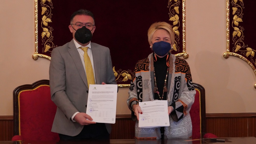 La delegada de Fomento y el alcalde de Berja firman el acta de cesión de un tramo de la carretera A-347