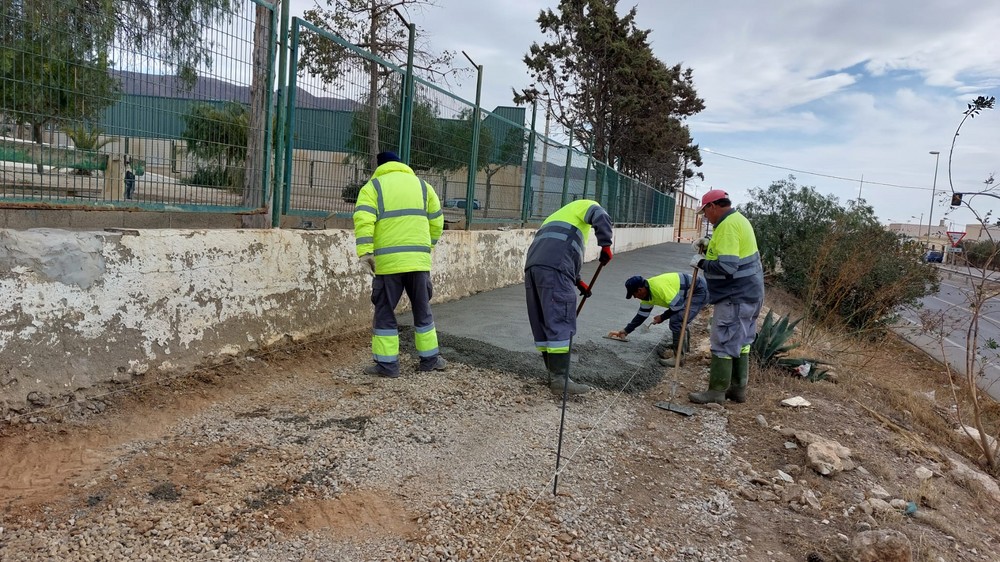 La zona de paso del colegio de La Curva de Adra, más seguro y accesible tras su pavimentado con hormigón