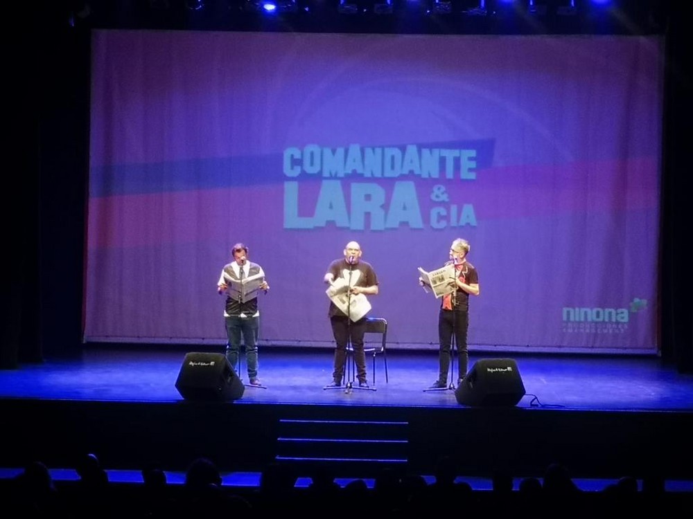 El 'Comandante Lara & Cía' llena el Centro Cultural de Adra con su hilarante show de monólogos