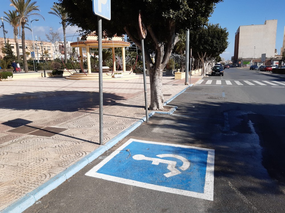 El Ayuntamiento de Vícar acomete la señalización del más de un centenar de estacionamientos para personas de movilidad reducida