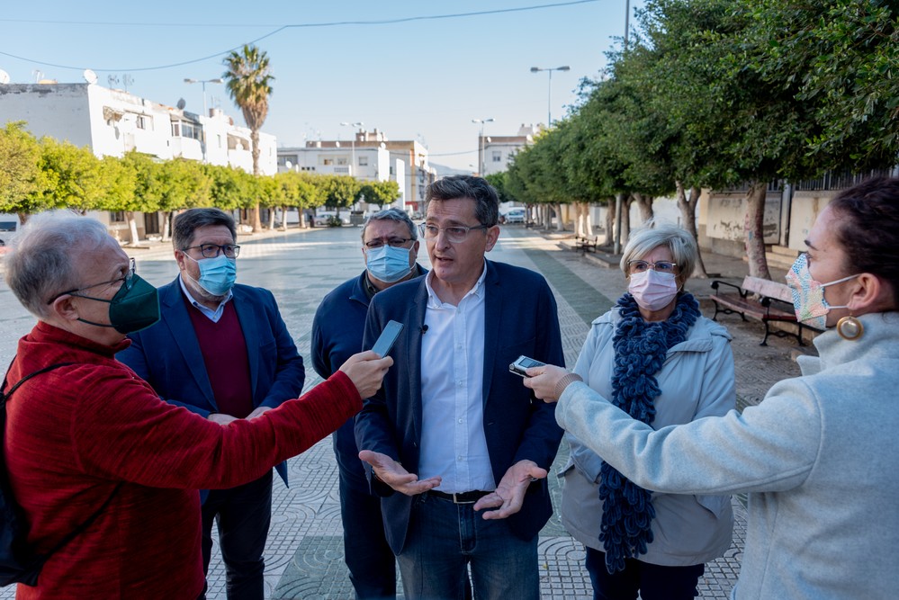 El PSOE 'exige' a Amat y a Moreno Bonilla incluir a Roquetas en los fondos andaluces de rehabilitación de barrios
