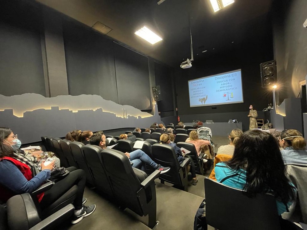 Una veintena de familias abderitanas aprenden normas y límites para crear un hogar disciplinado