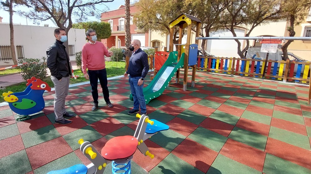 Adra renueva los parques infantiles ubicados en Avenida Mediterráneo y junto al Centro de Salud de la Curva