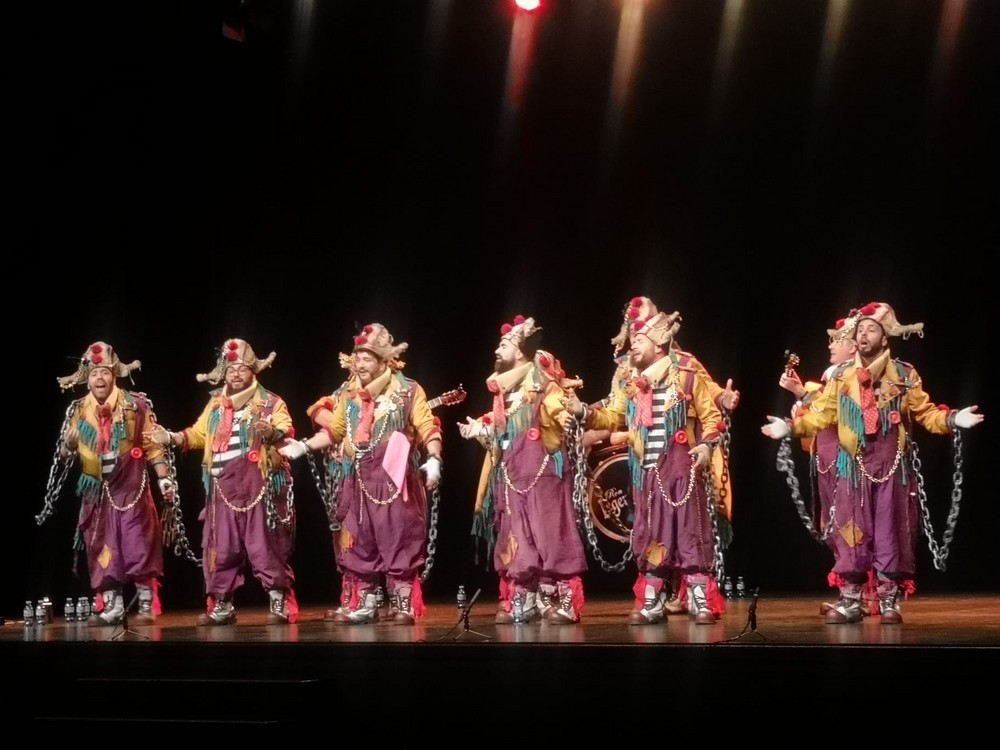 La comparsa 'Los Encaidenaos' hace disfrutar al público abderitano del mejor carnaval de Cádiz