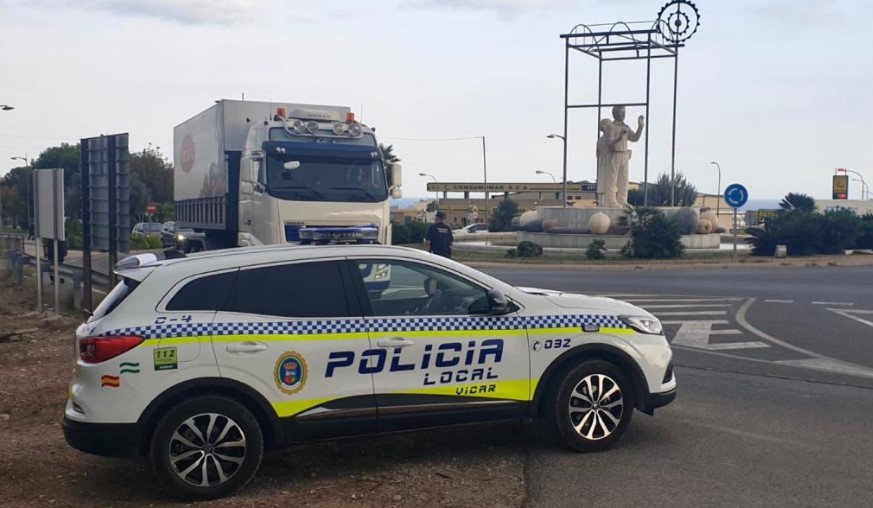 La Policía Local de Vícar inspecciona más de un centenar de camiones y autobuses