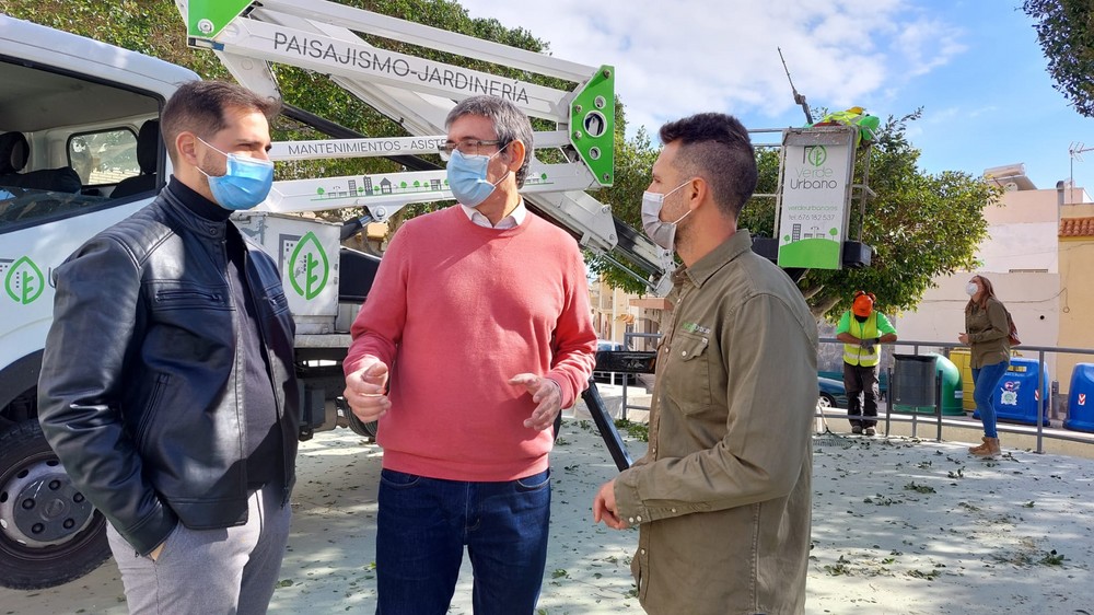 Manuel Cortés supervisa el comienzo de labores de refuerzo en el mantenimiento de zonas verdes de Adra