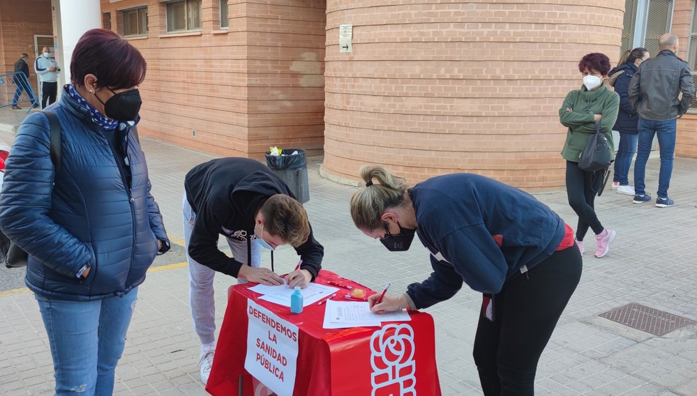 El PSOE de El Ejido recoge firmas con el objetivo de defender la sanidad pública