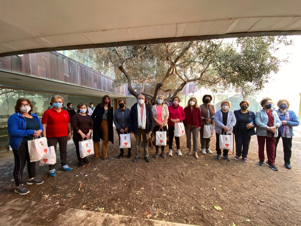 La Villa de Vícar estará engalanada con elementos decorativos tejidos en las labores de ganchillo y punto de Envejecimiento Activo