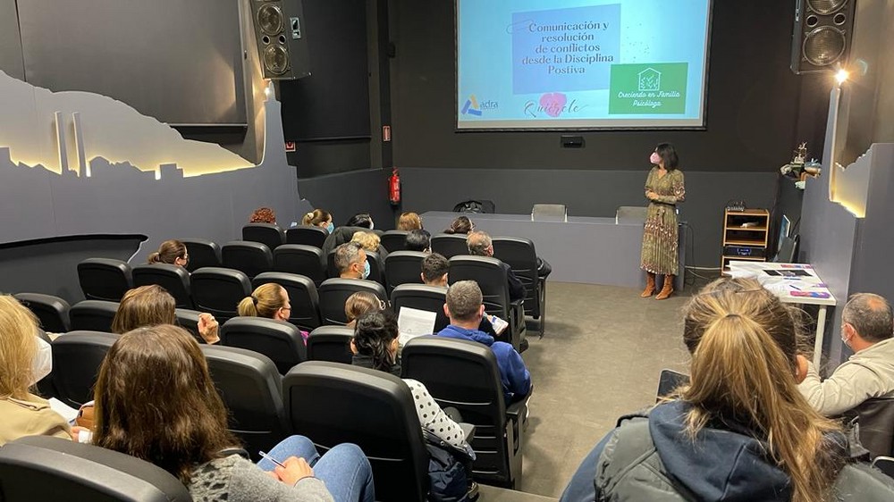 Más de 30 personas disfrutan de la charla ‘Comunicación y resolución de conflictos desde la disciplina positiva’ en Adra