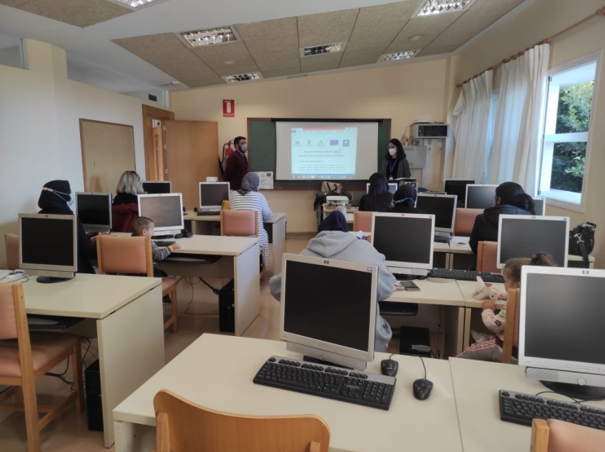 Vícar apuesta por reducir la brecha digital para combatir la exclusión