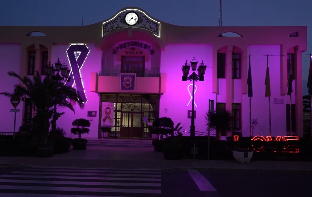 Vícar iluminará su Ayuntamiento y la Iglesia Fortaleza para acompañar a los actos del 8-M