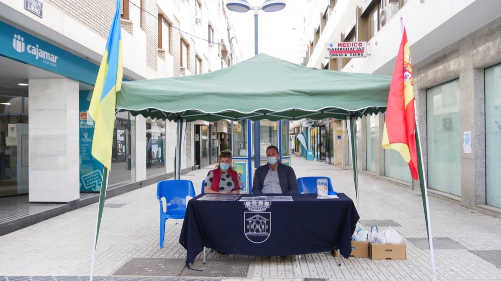 El Ayuntamiento de Adra facilita al colectivo ucraniano un punto de recogida de productos de ayuda humanitaria