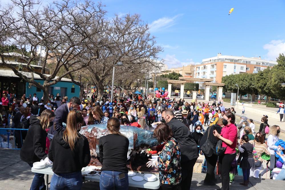 Cientos de ejidenses disfrutan de un Carnaval especial con una gran sardina artesanal de chocolate de 120 kilos
