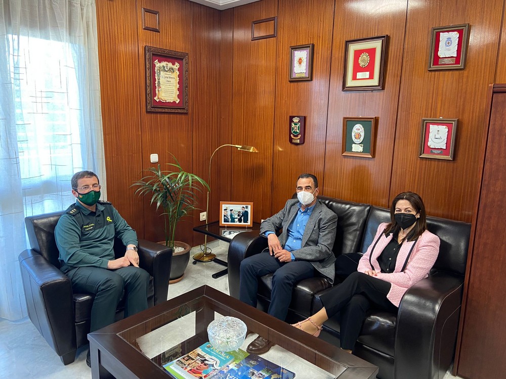 El alcalde de La Mojonera se reúne con el subdelegado y el nuevo coronel para reclamar más efectivos de la Guardia Civil