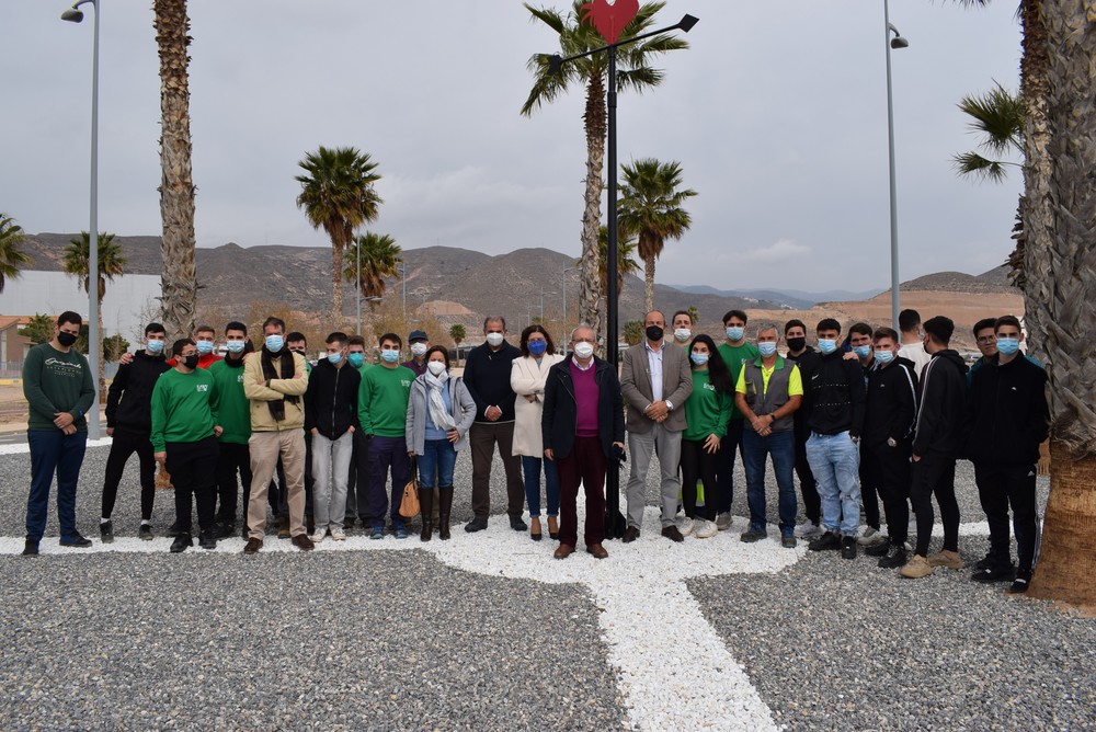 Vícar estrena nueva rotonda