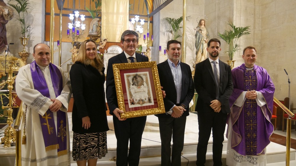 Manuel Cortés entrega, en nombre de los abderitanos, la Medalla de Concejal a San José, Patrón de la provincia