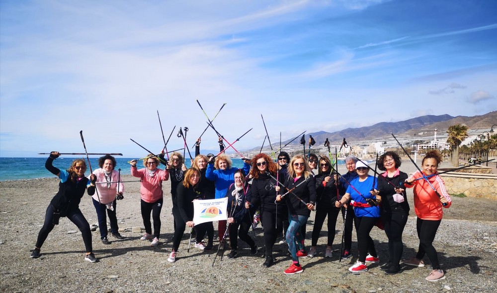 La actividad ‘Iniciación a la Marcha Nórdica’ da continuidad a las actividades organizadas en Adra en torno al 8M