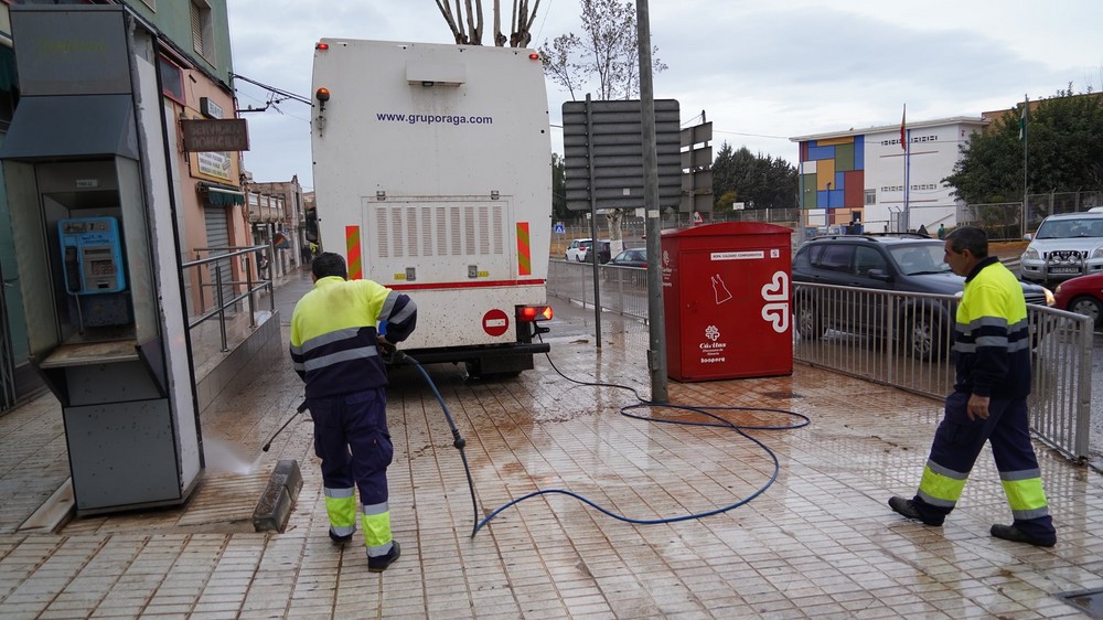 Berja comienza el plan especial de baldeo y limpieza por la calima