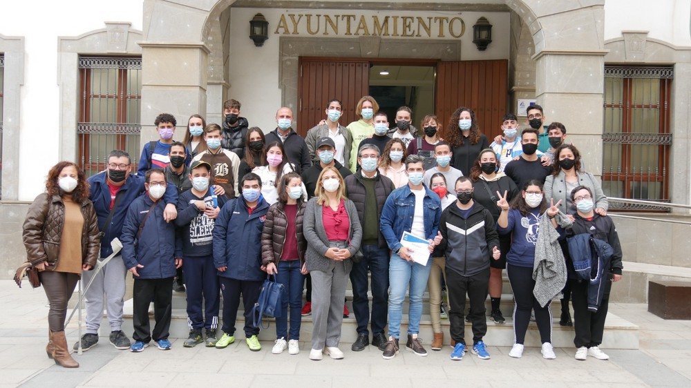 Manuel Cortés entrega el diploma acreditativo a estudiantes del IES Abdera por ‘Jóvenes capacitados’