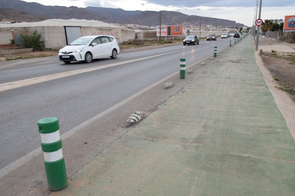 Instalan bolardos en el paso entre la Puerta de Vícar y El Parador