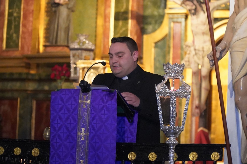 El padre Federico Parra lee el pregón de la Semana Santa de Adra