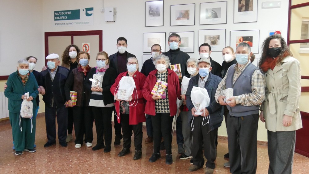 Manuel Cortés entrega a los usuarios de la Residencia de Mayores un lote de libros por el Día de la Poesía