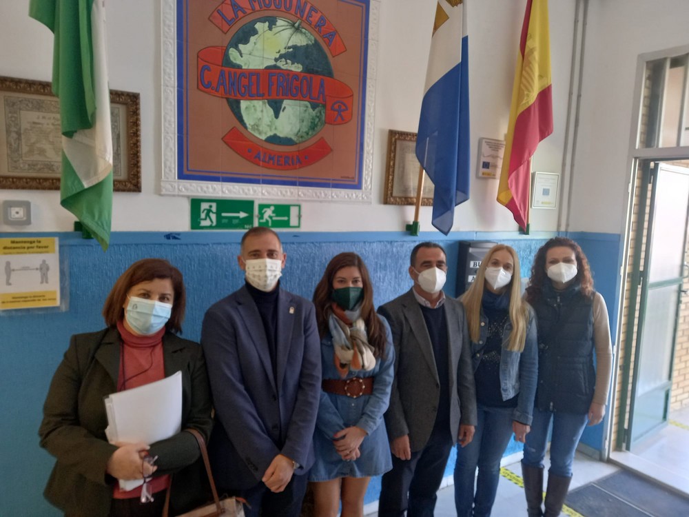 El delegado de Educación conoce las demandas en materia de infraestructuras del CEIP “Ángel Frigola” de La Mojonera